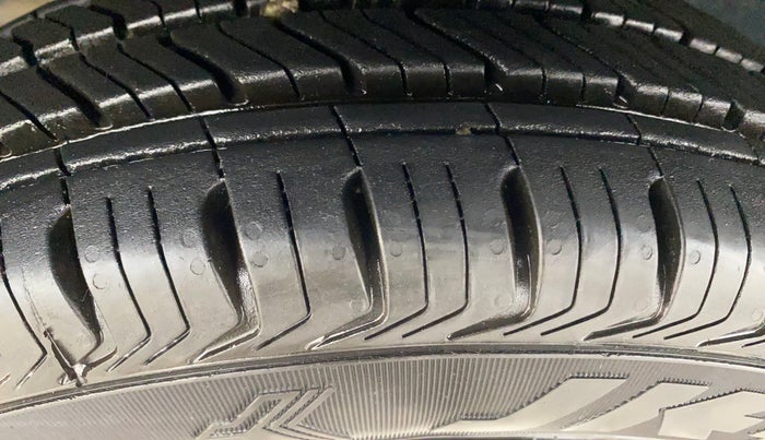 2015 Maruti Alto 800 LXI, Petrol, Manual, 44,530 km, Left Front Tyre Tread