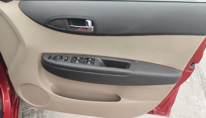 2014 Hyundai i20 SPORTZ 1.2, Petrol, Manual, 50,593 km, Driver Side Door Panels Control