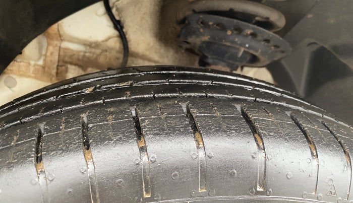 2021 Mahindra XUV300 W4 1.2 PETROL, Petrol, Manual, 26,985 km, Left Front Tyre Tread