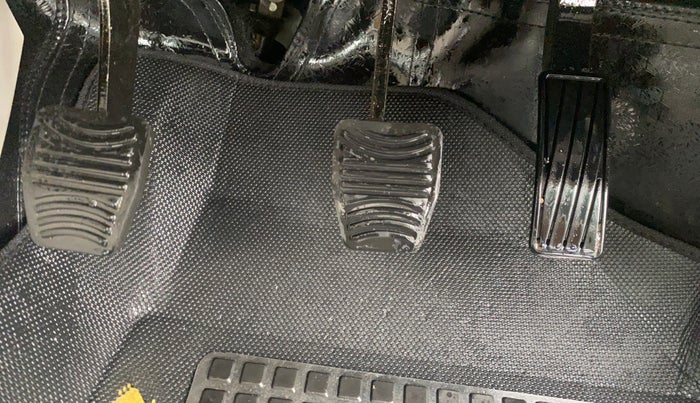 2021 Mahindra XUV300 W4 1.2 PETROL, Petrol, Manual, 26,985 km, Pedals