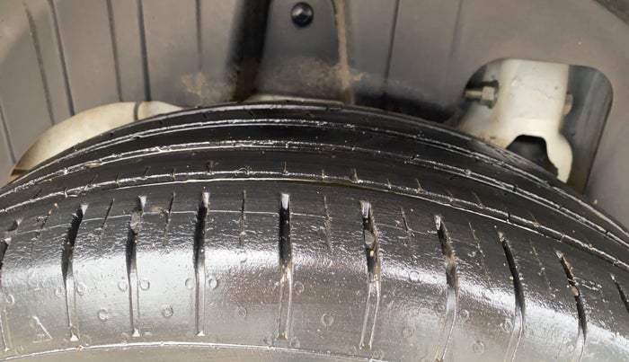 2021 Mahindra XUV300 W4 1.2 PETROL, Petrol, Manual, 26,985 km, Right Rear Tyre Tread