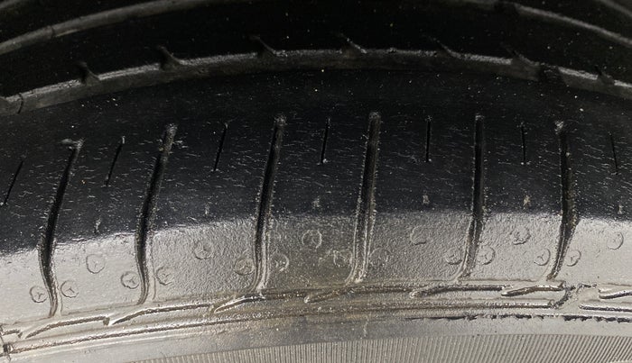 2014 Skoda Rapid ELEGANCE 1.6 MPI MT, Petrol, Manual, 51,774 km, Right Rear Tyre Tread