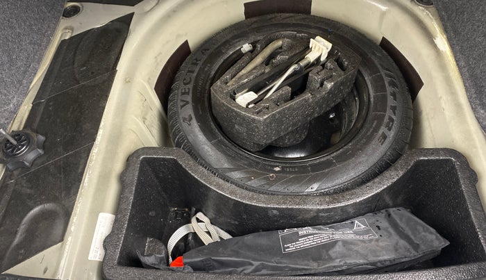 2014 Skoda Rapid ELEGANCE 1.6 MPI MT, Petrol, Manual, 51,774 km, Spare Tyre