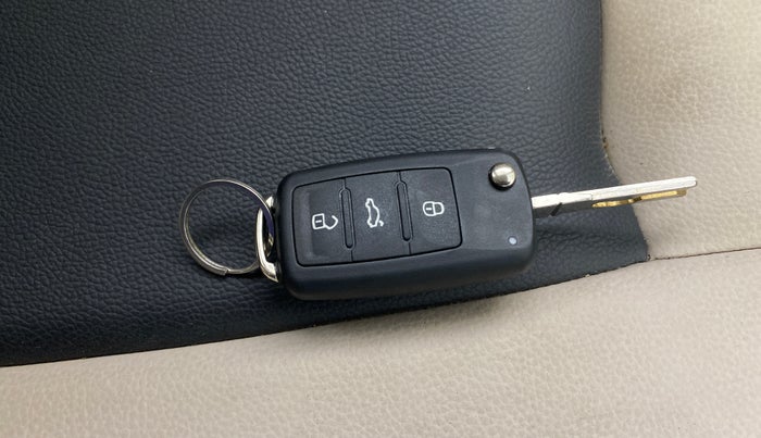 2014 Skoda Rapid ELEGANCE 1.6 MPI MT, Petrol, Manual, 51,774 km, Key Close Up