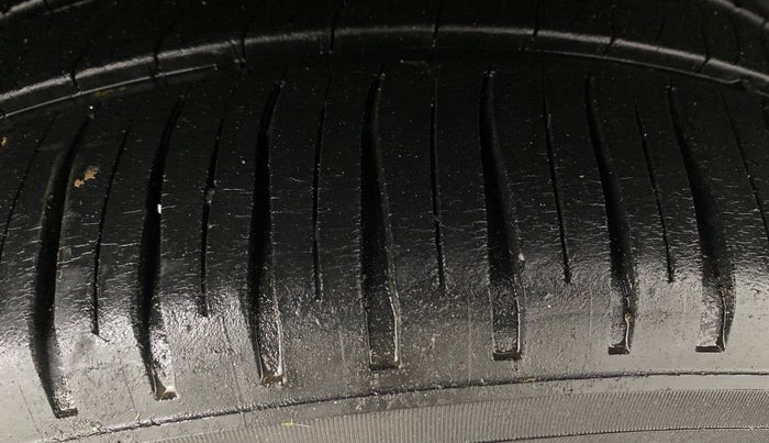 2014 Skoda Rapid ELEGANCE 1.6 MPI MT, Petrol, Manual, 51,774 km, Left Rear Tyre Tread