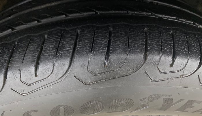 2014 Skoda Rapid ELEGANCE 1.6 MPI MT, Petrol, Manual, 51,774 km, Right Front Tyre Tread