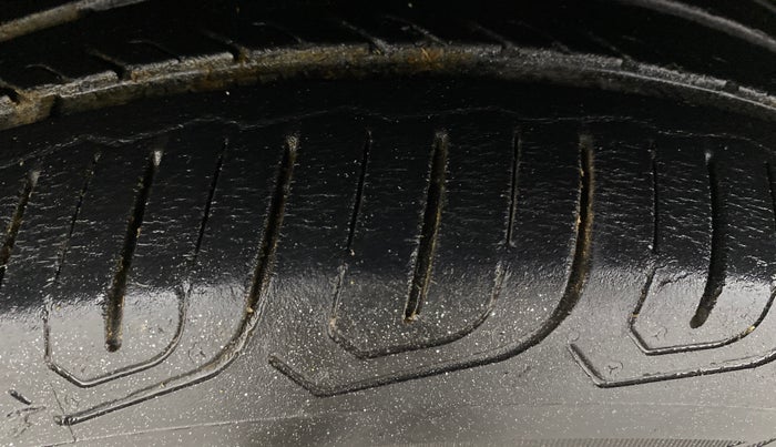 2014 Skoda Rapid ELEGANCE 1.6 MPI MT, Petrol, Manual, 51,774 km, Left Front Tyre Tread