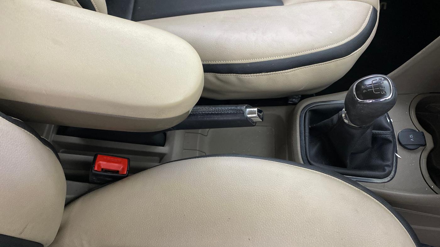 2014 Skoda Rapid ELEGANCE 1.6 MPI MT, Petrol, Manual, 51,774 km, Gear Lever