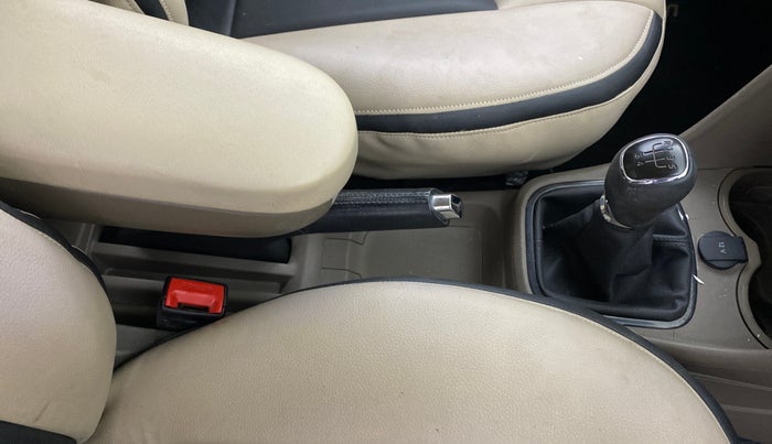 2014 Skoda Rapid ELEGANCE 1.6 MPI MT, Petrol, Manual, 51,774 km, Gear Lever