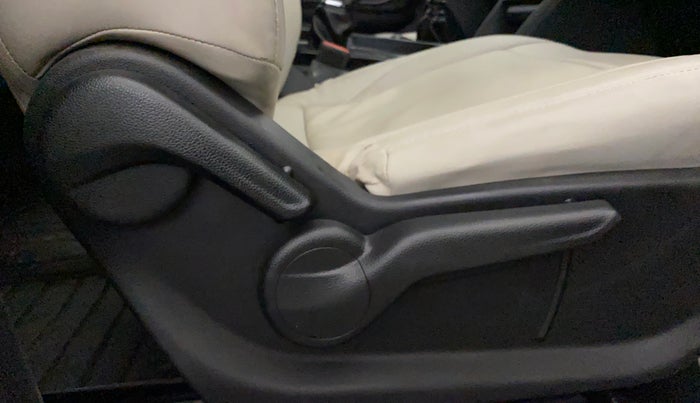 2023 Mahindra XUV700 AX 5 D MT 7 STR, Diesel, Manual, 80,296 km, Driver Side Adjustment Panel