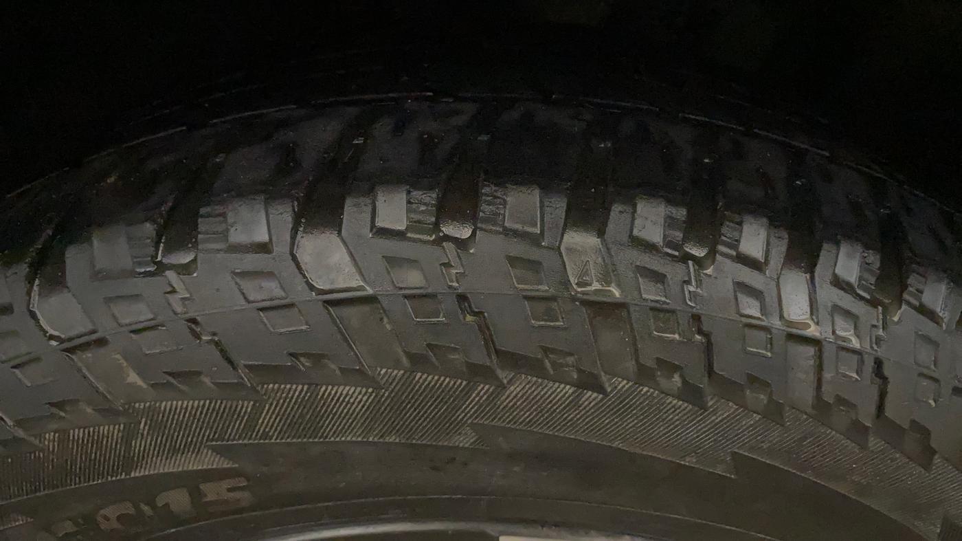 2023 Mahindra XUV700 AX 5 D MT 7 STR, Diesel, Manual, 400 km, Left Front Tyre Tread
