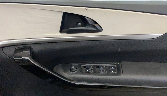 2023 Mahindra XUV700 AX 5 D MT 7 STR, Diesel, Manual, 80,296 km, Driver Side Door Panels Control