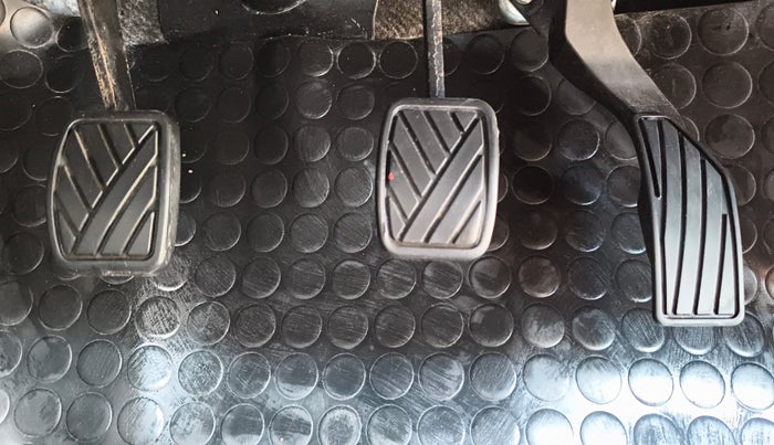 2014 Maruti Swift VXI, Petrol, Manual, 42,353 km, Pedals