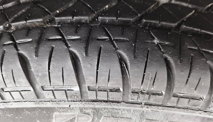 2014 Maruti Swift VXI, Petrol, Manual, 42,353 km, Right Front Tyre Tread