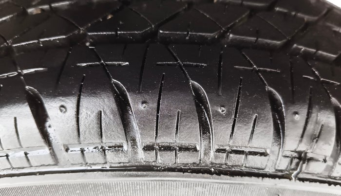 2014 Maruti Swift VXI, Petrol, Manual, 42,353 km, Left Rear Tyre Tread