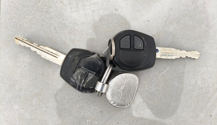 2014 Maruti Swift VXI, Petrol, Manual, 42,353 km, Key Close Up