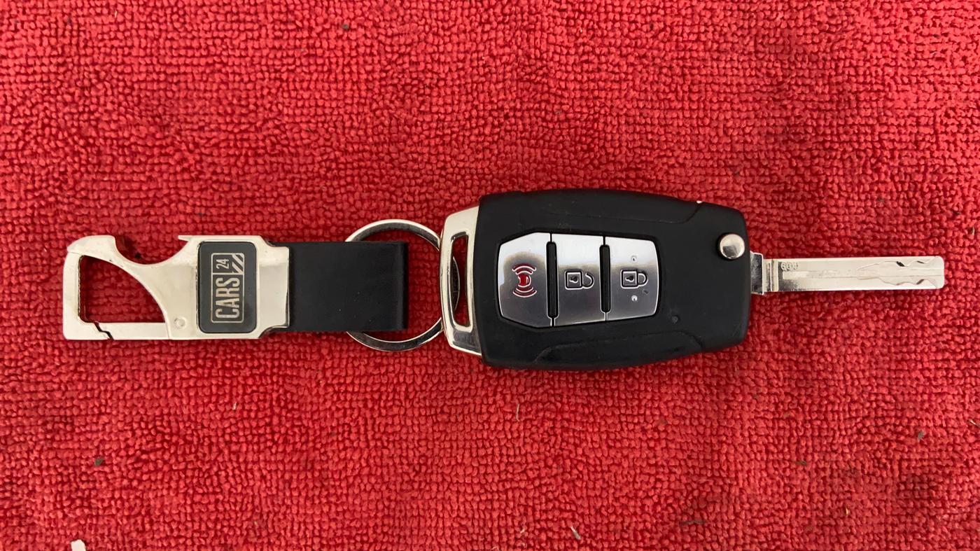 2021 Mahindra XUV300 1.2 W8 OPT, Petrol, Manual, 35,130 km, Key Close Up