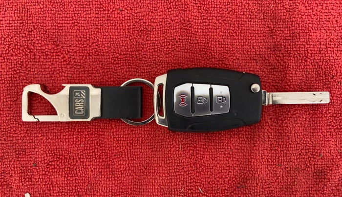 2021 Mahindra XUV300 1.2 W8 OPT, Petrol, Manual, 35,130 km, Key Close Up