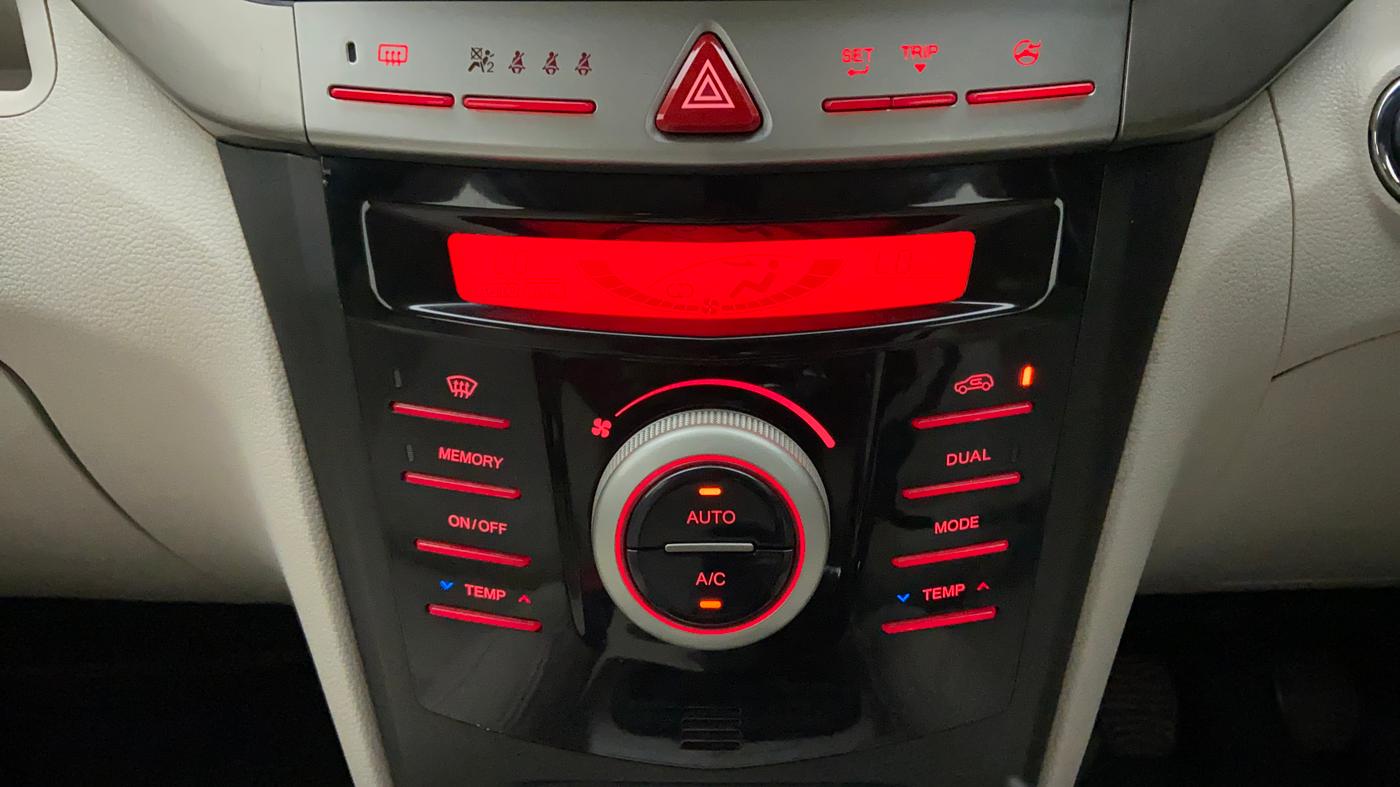 2021 Mahindra XUV300 1.2 W8 OPT, Petrol, Manual, 35,130 km, Automatic Climate Control