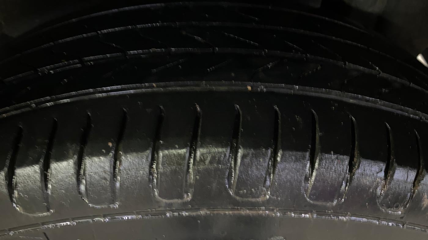 2016 Maruti Swift VXI, Petrol, Manual, 1,06,831 km, Left Rear Tyre Tread