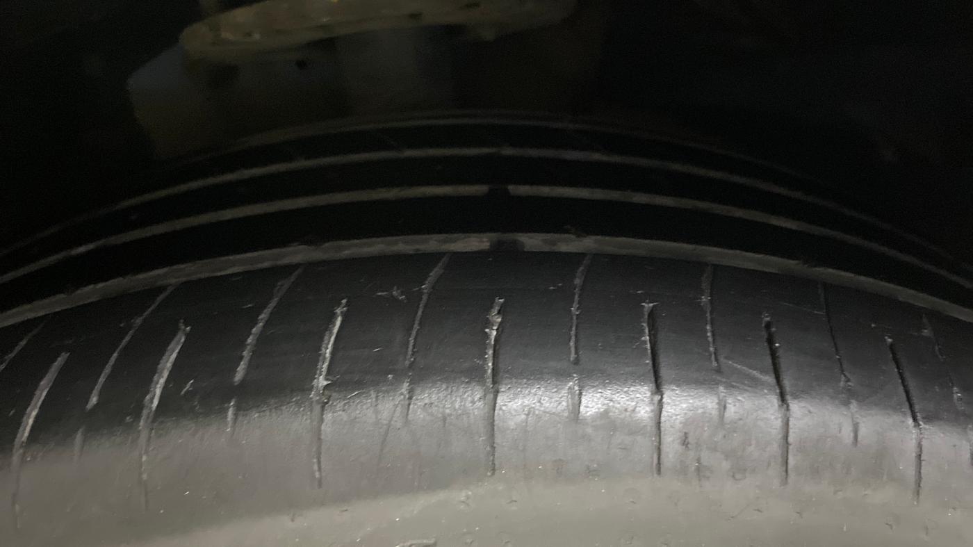 2021 Mahindra XUV700 AX 7 LUXURY D AT 7 STR, Diesel, Automatic, 75,523 km, Right Front Tyre Tread