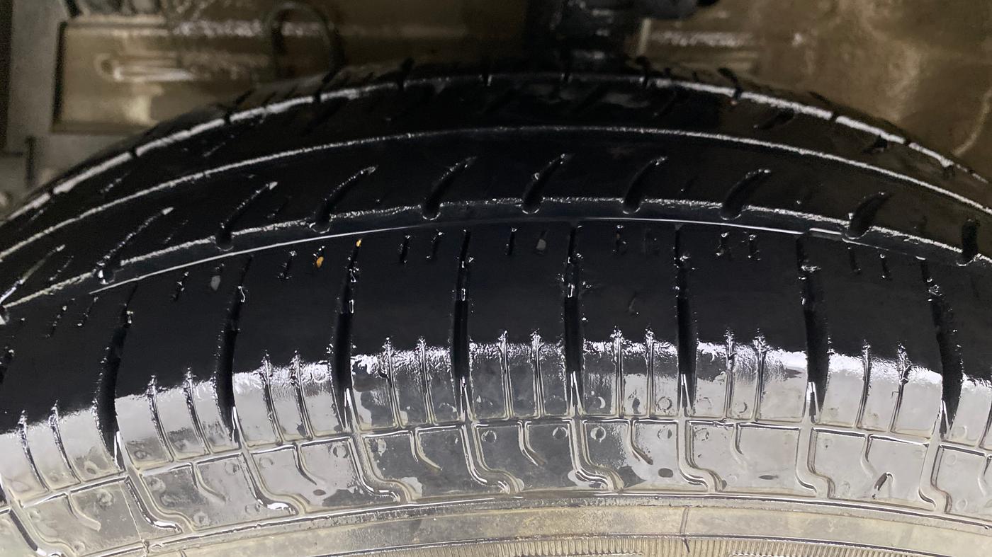 2014 Maruti Swift VXI, Petrol, Manual, 88,640 km, Left Front Tyre Tread