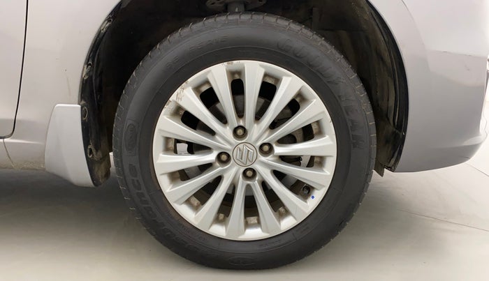 2016 Maruti Ciaz ZXI, Petrol, Manual, 85,280 km, Right Front Wheel
