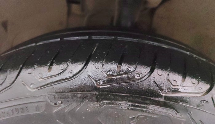 2013 Ford Figo EXI 1.2 PETROL, Petrol, Manual, 1,02,975 km, Left Front Tyre Tread