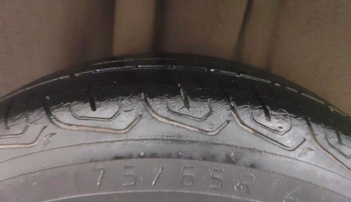 2013 Ford Figo EXI 1.2 PETROL, Petrol, Manual, 1,02,975 km, Right Rear Tyre Tread