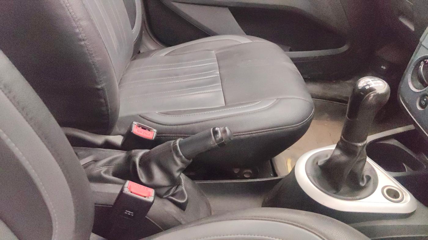 2013 Ford Figo EXI 1.2 PETROL, Petrol, Manual, 1,02,975 km, Gear Lever