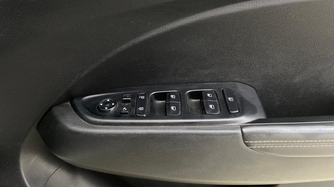 2019 Hyundai VENUE SX(O) 1.4 CRDI, Diesel, Manual, 1,25,367 km, Driver Side Door Panels Control