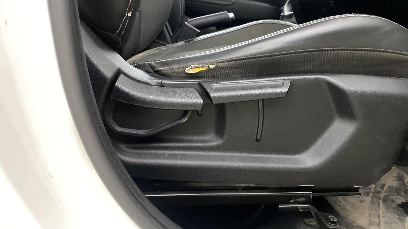 2019 Hyundai VENUE SX(O) 1.4 CRDI, Diesel, Manual, 1,25,367 km, Driver Side Adjustment Panel