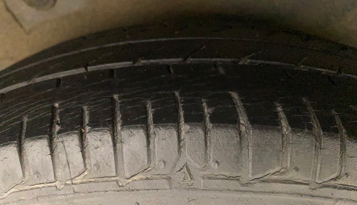 2012 Hyundai i10 MAGNA 1.2, Petrol, Manual, 30,730 km, Right Rear Tyre Tread