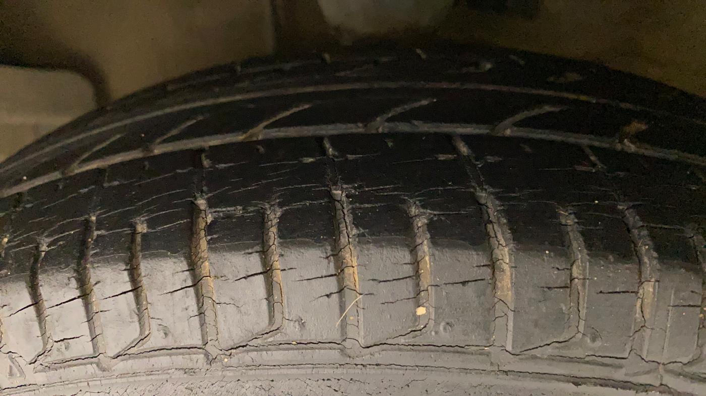 2012 Hyundai i10 MAGNA 1.2, Petrol, Manual, 30,730 km, Left Front Tyre Tread