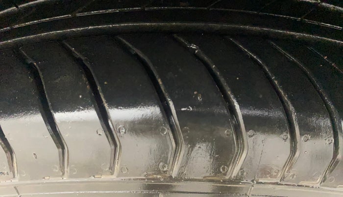 2024 Skoda KUSHAQ AMBITION 1.0L TSI AT, Petrol, Automatic, 5,229 km, Right Front Tyre Tread