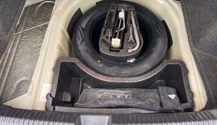 2014 Volkswagen Vento HIGHLINE PETROL, Petrol, Manual, 39,364 km, Spare Tyre