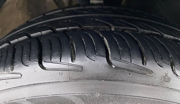 2014 Volkswagen Vento HIGHLINE PETROL, Petrol, Manual, 39,364 km, Right Front Tyre Tread