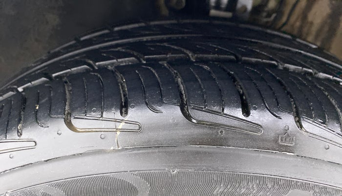 2014 Volkswagen Vento HIGHLINE PETROL, Petrol, Manual, 39,364 km, Left Front Tyre Tread