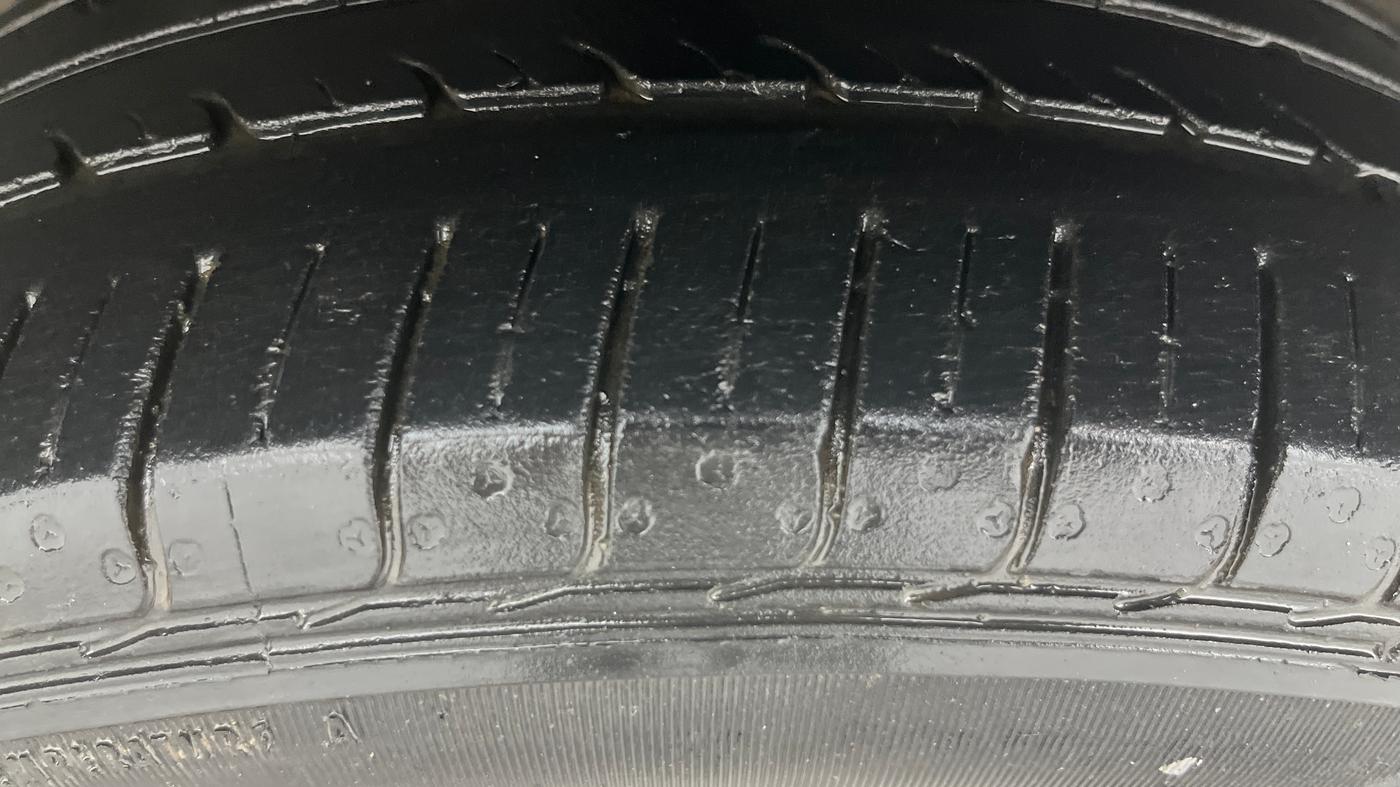 2016 Maruti Ciaz VXI+AT, Petrol, Automatic, 1,05,975 km, Left Front Tyre Tread