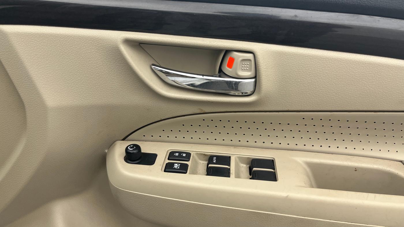 2016 Maruti Ciaz VXI+AT, Petrol, Automatic, 1,05,975 km, Driver Side Door Panels Control