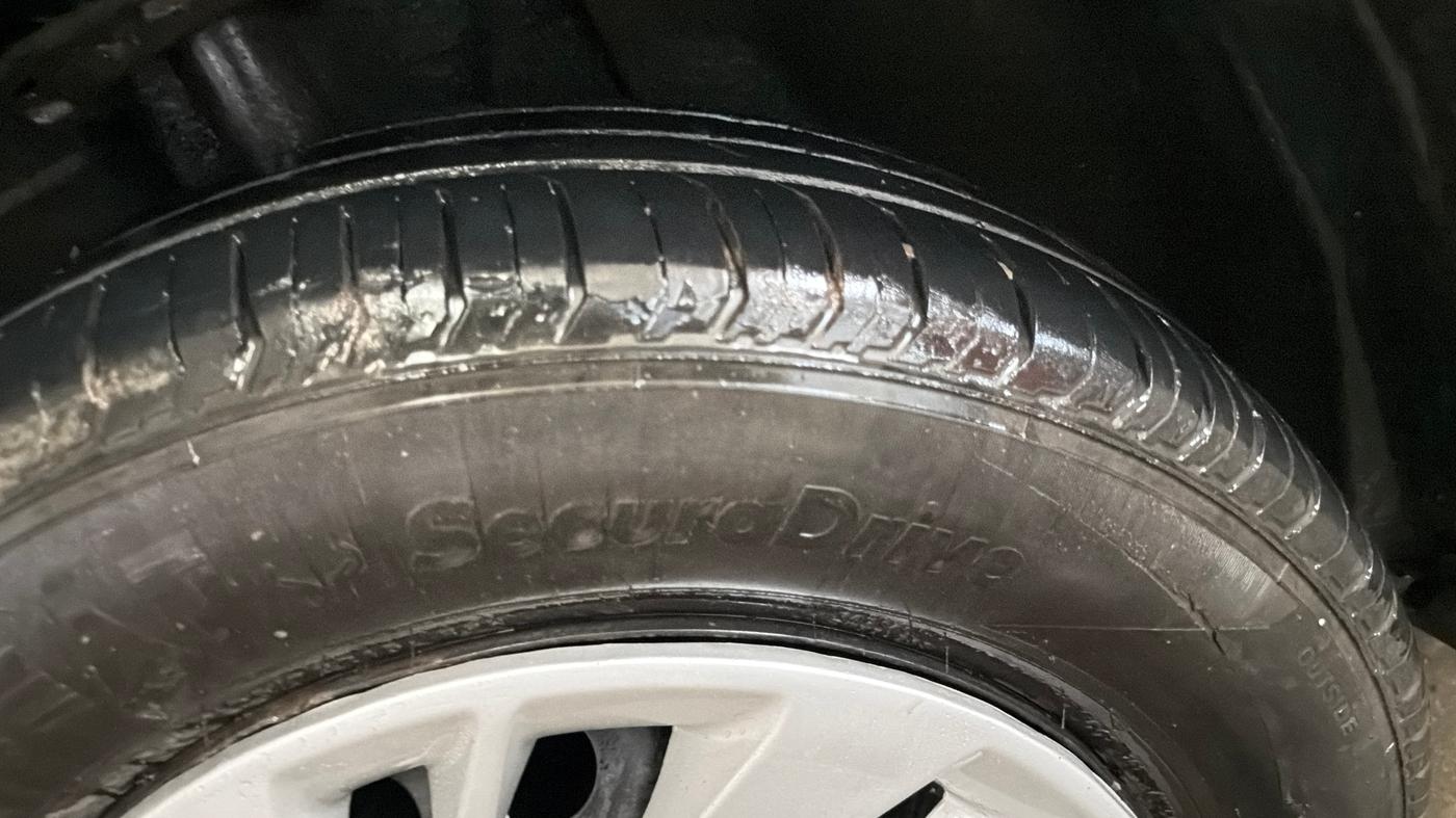 2024 Tata PUNCH ADVENTURE MT, Petrol, Manual, 27,417 km, Left Front Tyre Tread