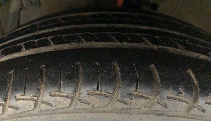 2015 Maruti Ciaz VXI+, Petrol, Manual, 1,19,079 km, Left Front Tyre Tread