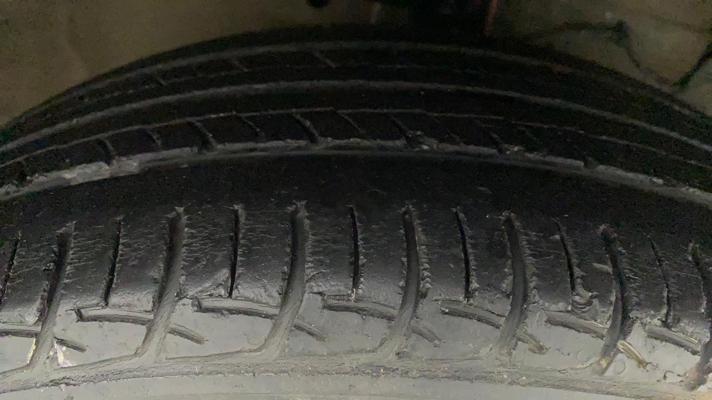 2015 Maruti Ciaz VXI+, Petrol, Manual, 1,19,079 km, Right Front Tyre Tread