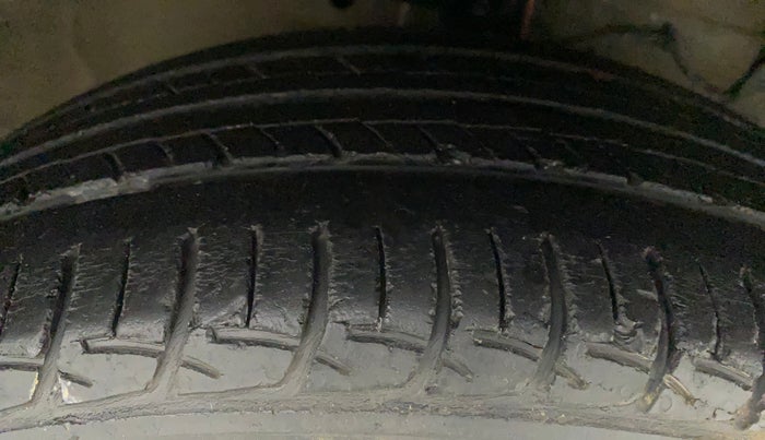 2015 Maruti Ciaz VXI+, Petrol, Manual, 1,19,079 km, Right Front Tyre Tread