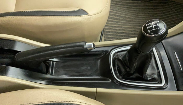 2015 Maruti Ciaz VXI+, Petrol, Manual, 1,19,079 km, Gear Lever