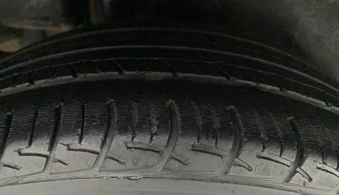 2015 Maruti Ciaz VXI+, Petrol, Manual, 1,19,079 km, Right Rear Tyre Tread
