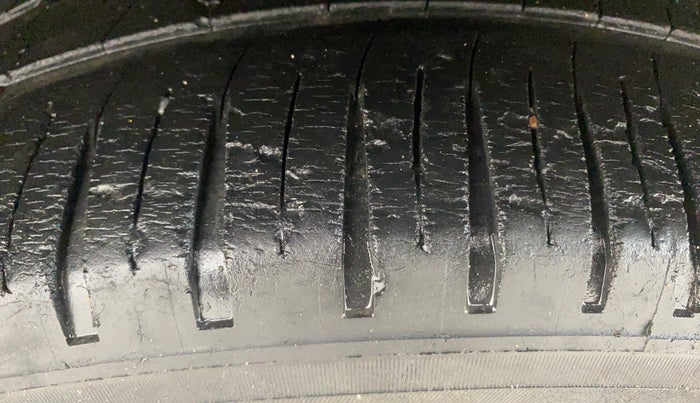 2018 Hyundai Elite i20 MAGNA EXECUTIVE 1.2, Petrol, Manual, 1,23,137 km, Right Front Tyre Tread