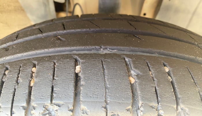 2022 Renault TRIBER RXZ AMT, Petrol, Automatic, 21,842 km, Right Front Tyre Tread