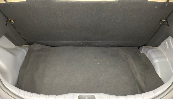 2017 Hyundai Eon ERA PLUS (O), Petrol, Manual, 7,380 km, Boot Inside
