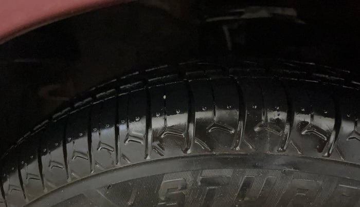 2014 Hyundai i10 SPORTZ 1.1, CNG, Manual, 50,650 km, Left Front Tyre Tread